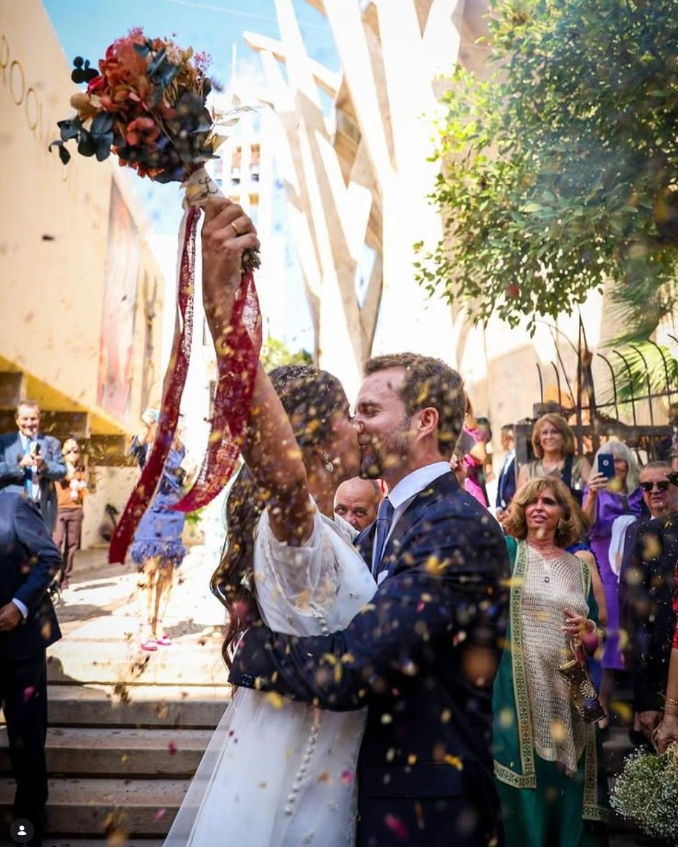 Novios besándose bajo una lluvia de confeti