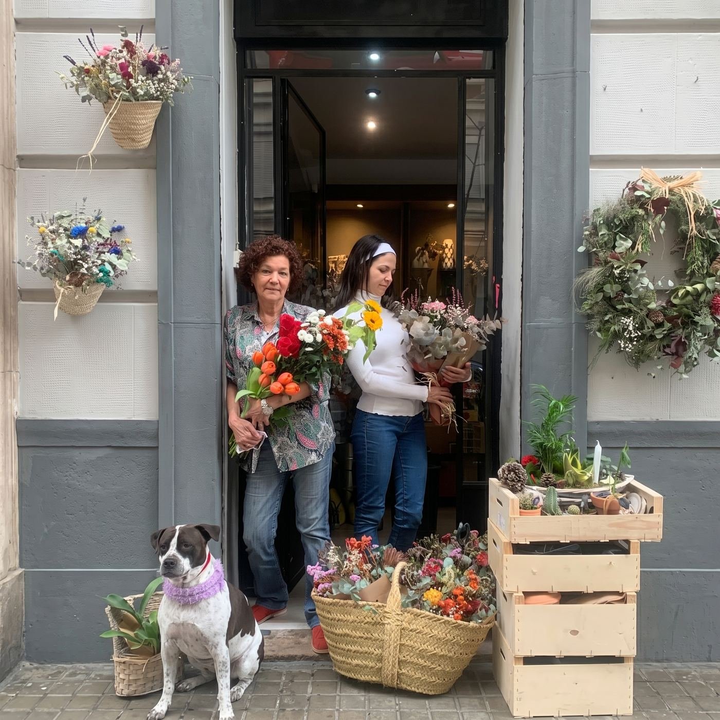 María José y Laura con Lua en la puerta de La Espina